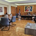 Ηλεία: Σύσκεψη στην Π.Ε. για τη δακοκτονία – Ο Νίκος Κοροβέσης υποδέχθηκε τους γεωπόνους του προγράμματος - Στο επίκεντρο ο συντονισμός, η ενίσχυση της υπηρεσίας και η προστασία της ελαιοπαραγωγής στην Ηλεία.