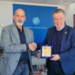 Απονομή τιμητικής πλακέτας στον Καθηγητή Σταύρο Ταραβήρα από τον Αναπλ. Περιφερειάρχη, Χαράλαμπο Μπονάνο